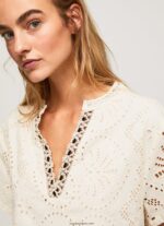mujer blusa con detalles calados decorativos Pepe Jeans 44JTZ327 suero de la leche - Imagen 4