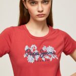 mujer playera con logo estampado Pepe Jeans 44JTZ384 estudio rojo